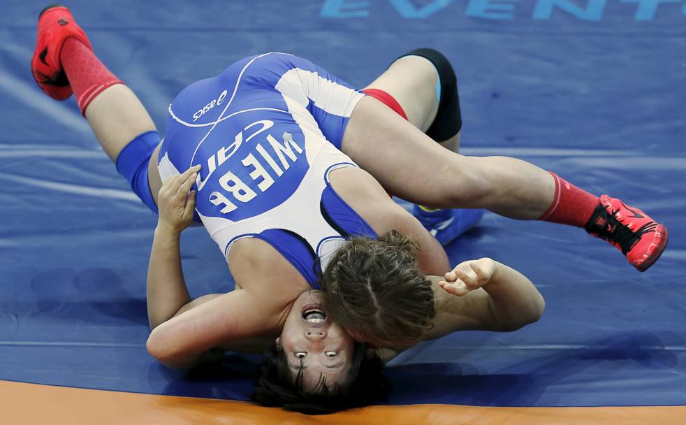 La gara di freestyle wrestling tra Erica Wiebe, Canada e Zhang Fengliu, Cina (Reuters)